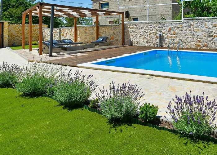 빌라 Stone With Pool Galovac (Zadar)